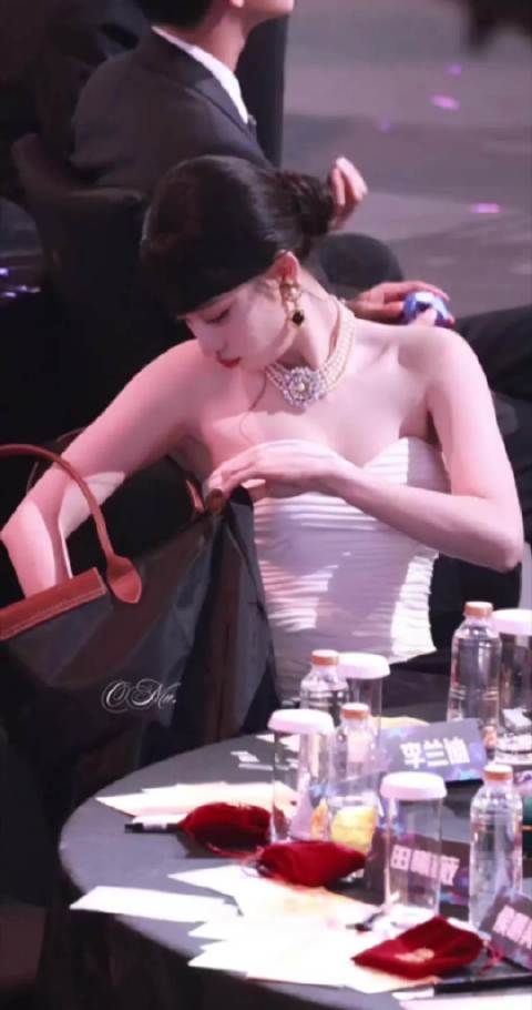 随手一截都超美的王楚然， 尖叫之夜内场都美成啥了