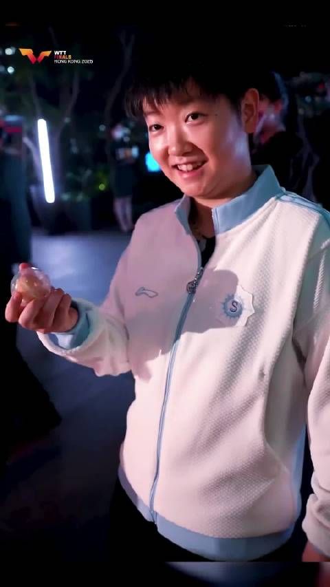 孙颖莎玩丢沙包扭蛋