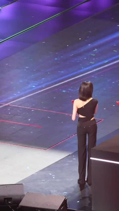 孙千俯视镜头展现优越身材比例,黑色穿搭尽显飒爽气场