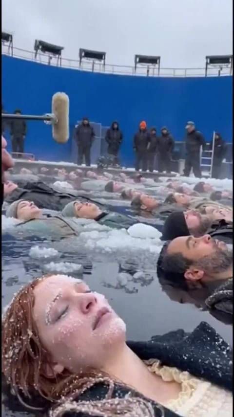 泰坦尼克号冰封场景实拍幕后,演员卧寒水化妆师画霜雪