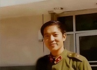 76岁牛群近况，打扮邋遢坐地铁，鞋子破旧太心酸，后悔裸捐晚年苦