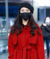 57岁伊能静越老越时髦！穿红大衣+长筒靴+贝雷帽，美出新高度