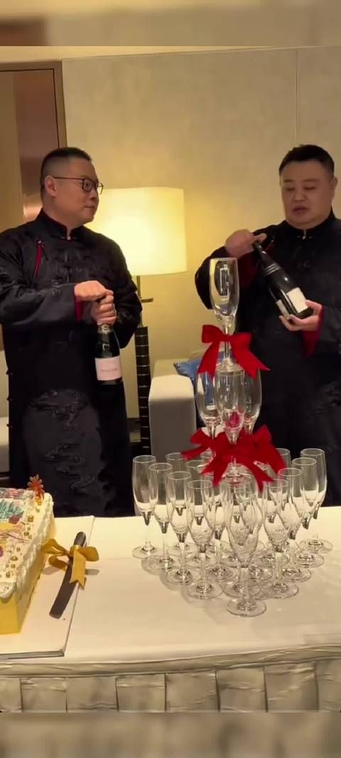 开瓶盖被吓到的岳岳太可爱啦!演出圆满顺利