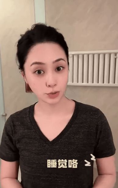 阿娇素颜状态非常好。