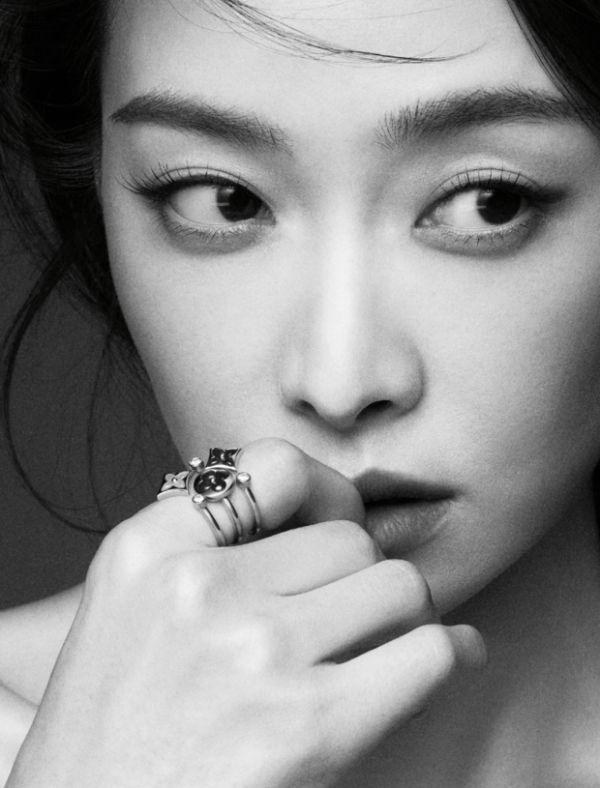 宋茜近景镜头下,指尖轻抵唇畔,衬出她的清冷神态。