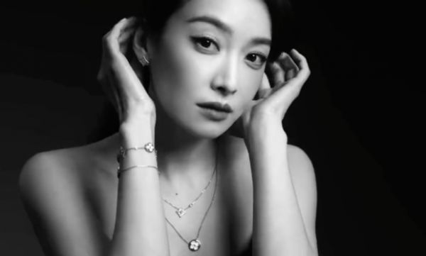 宋茜近景造型出镜,黑白画面凸显高级氛围。