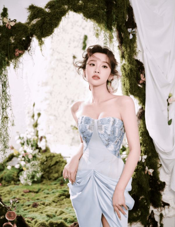 唐艺昕浅蓝抹胸礼裙衬出柔美线条。