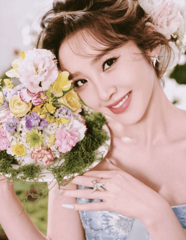 唐艺昕与花朵合照特写,五官明媚动人。