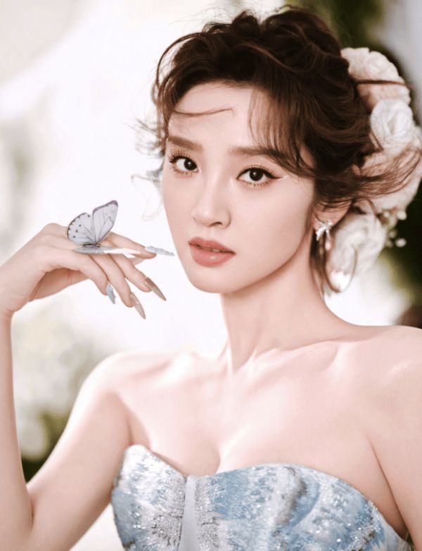唐艺昕手持蝴蝶,妆容精致。