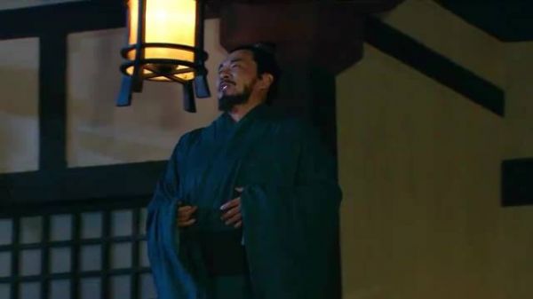 《新三国》年少的曹操有多虎?提着七星宝刀便去刺杀董卓了.