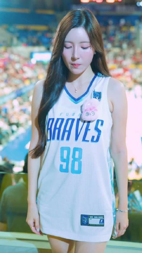 韩国篮球比赛的拉拉队演出感受下,小姐姐这身材妆容都是绝绝子