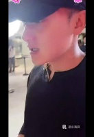 黄子韬在奥运冠军陈梦面前，变得腼腆多了