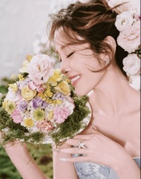 唐艺昕浅蓝色抹胸礼服明媚动人