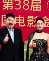 把老公熬成了大爷，当年的“古装第一美人”，50岁生图依旧抗打！