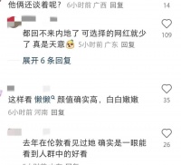 王思聪在新加坡出现，穿粉色鞋子携粉色塑料袋，身边有三位女伴