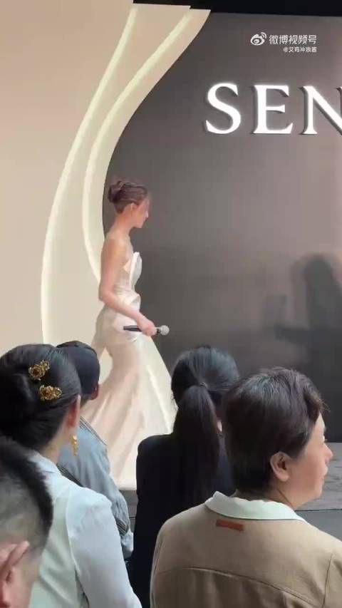 和主持人一对比确实太美了,主持人已经很有气质了,果然明星就是美