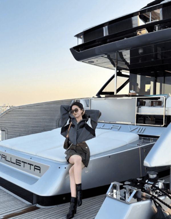 搜狐娱乐讯 12月10日,刘亦菲分享游艇日落美景,舒适惬意。