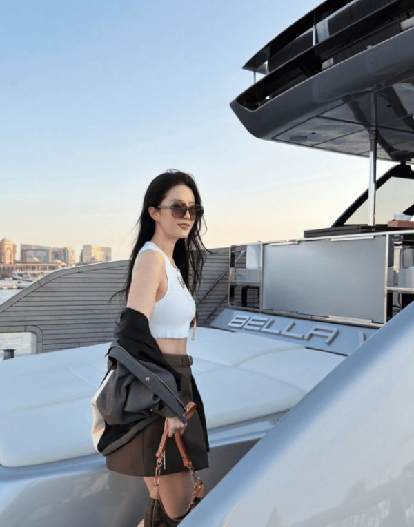 刘亦菲身穿白色背心,身材苗条。