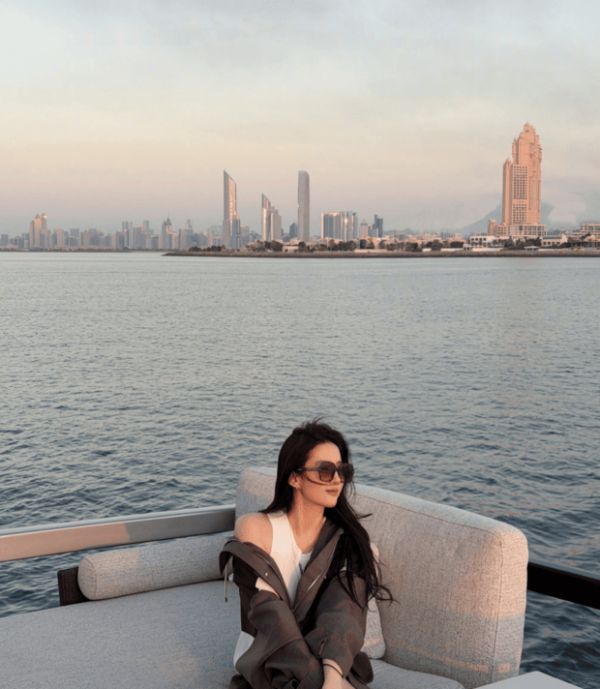 刘亦菲坐在游艇上,海风轻拂她的秀发。