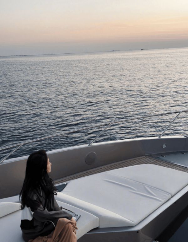 刘亦菲望向海平面,画面充满故事感。