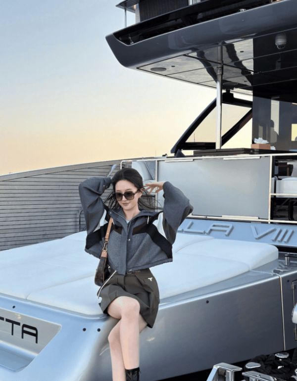 刘亦菲抬手整理头发,十分优雅。