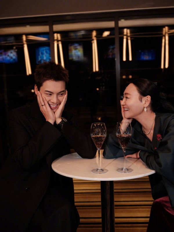 搜狐娱乐讯 10日,陈伟霆在社交平台上晒出与惠英红的同框合照,他双手捧脸,面露笑容,秒变害羞大男孩。