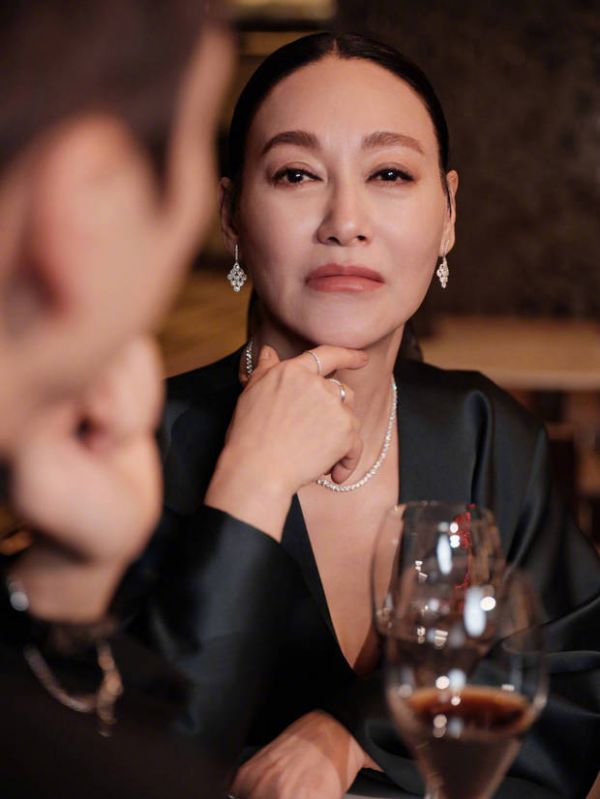 惠英红看起来就像豪门里的威严大姐。