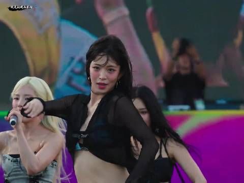 韩国女团小姐姐的水上音乐节演出感受下,这一颦一笑真的超有活力