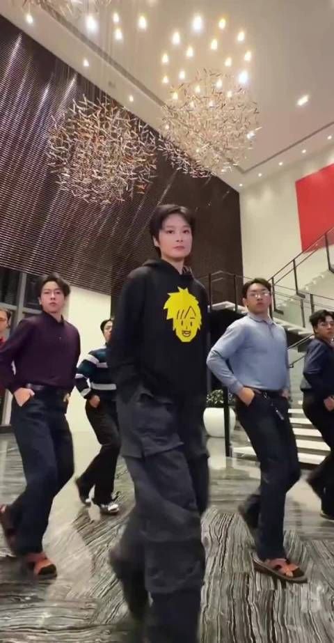 李宇春也跳团舞了,不知道真以为后面几个哥们是AI