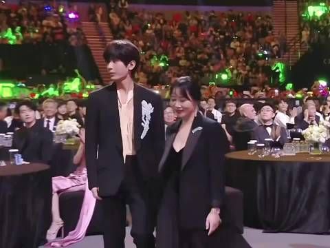 成毅张凌赫尖叫之夜引热议,憨盲互动成焦点