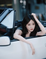 黑裙勾勒纤柔身姿！祝绪丹街头抱红玫瑰，慵懒明艳氛围感拉满