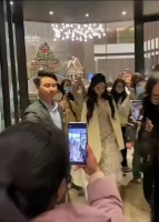 身上披的毯子被踩掉，都能忍着不发脾气的人，个人觉得吴宣仪已经很宠粉了！