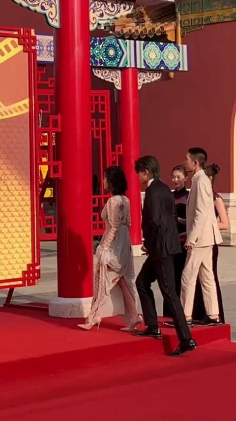 沈月这雄壮的后背,仿佛看到了自己