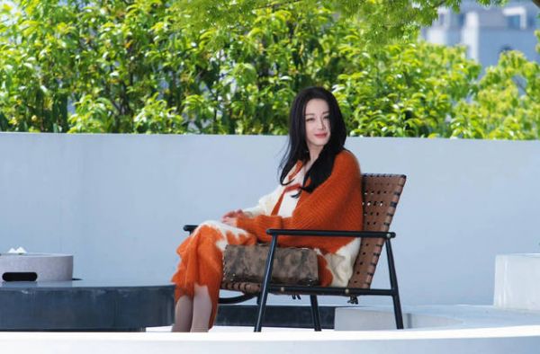 搜狐娱乐讯 11日,迪丽热巴在社交平台上更新美照,并发文告别新剧《枭起青壤》以及她饰演的角色“聂九罗”!她发文称:“再见啦,聂九罗。愿我们都能在各自的人生里,勇敢无畏,纯粹自在。”