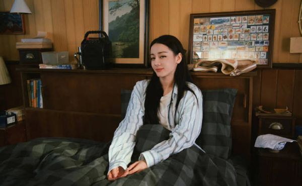迪丽热巴坐在床上休息,松弛感十足。