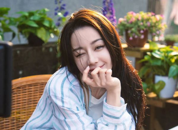 迪丽热巴对着镜头wink,可爱又俏皮。