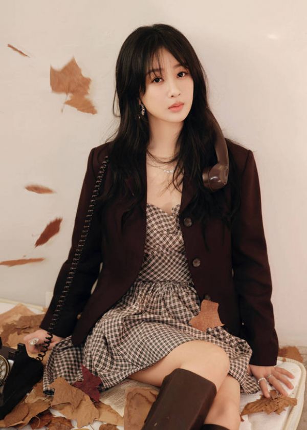 搜狐娱乐讯 11日，杨紫最新活动造型写真释出，她身穿格子裙搭配黑色西装，气质优雅知性！