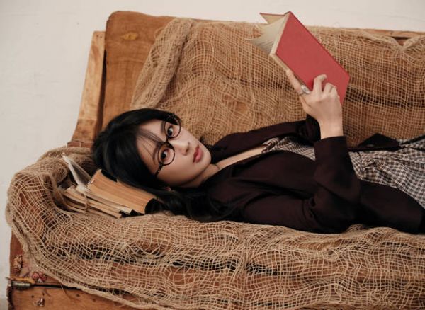 杨紫躺在沙发上看书，秒变文艺少女。