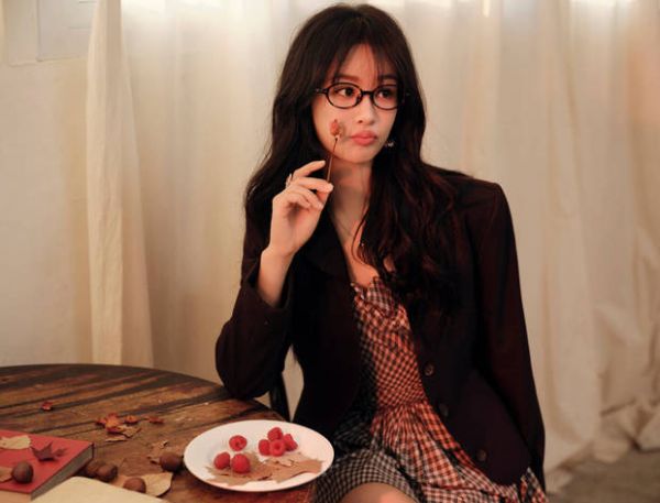 杨紫嘟嘴卖萌好可爱。