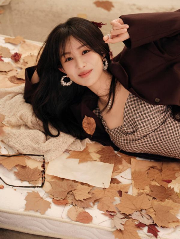 杨紫绽放甜美笑容，亲和力拉满。