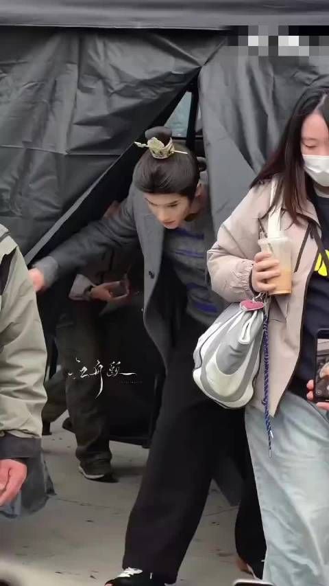 田曦薇、闫桉《嫁金钗》开机,首个妆造路透来咯!