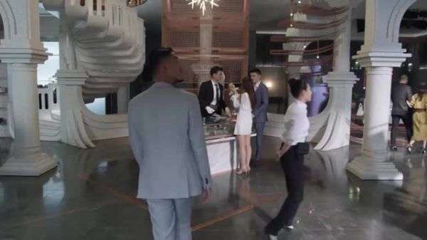 三十而已:柜姐以为富豪一时上头,看到富豪特意找来,心脏砰砰跳