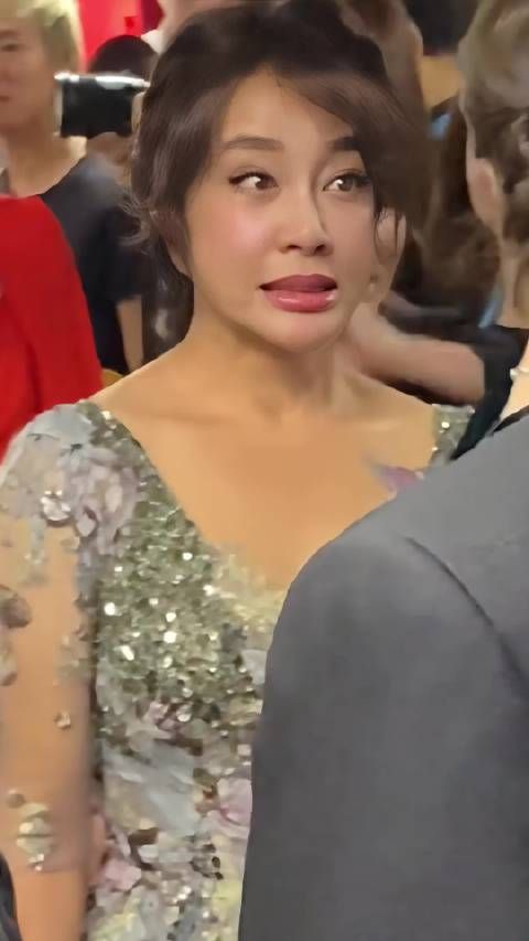 刘晓庆近照状态佳，身材眼神显年轻