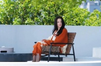 迪丽热巴更新美照！暖阳下笑容灿烂 治愈感拉满超养眼