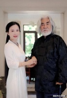 张纪中逛径山寺被偶遇！挺大肚白发显苍老，43岁杜星霖干瘪像道姑