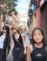 梅婷一家6口国外度假，亲哥露面在大学当老师，嫂子比梅婷还年轻