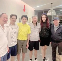 56岁的孙楠暴瘦20斤，穿着衬衫搭配五分裤，身材暴瘦变化真大