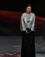 47岁郝蕾近照引关注，身形姿态变化明显，网友热议岁月痕迹