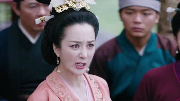 曼陀被旧情人杨坚强制带发修行于龙兴寺