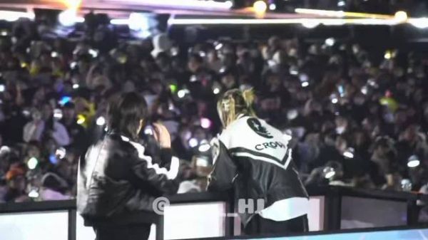 黄铉辰日本KBS饭拍视频曝光,衬衫造型引热议